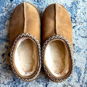 SIZE 6 (Big Kids) UGG slippers.  Signs of wear and flaws shown in photos!